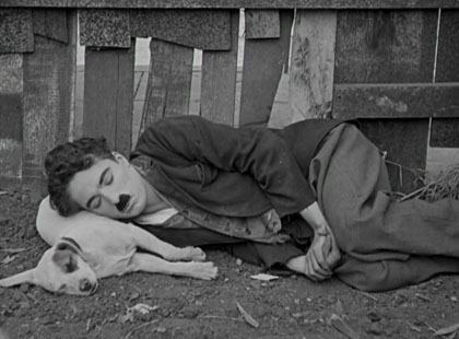 Filmruta med Chaplin och hund